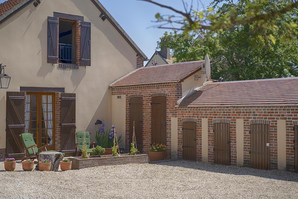 Le Logis Du Regisseur Bed and Breakfast Charny-Oree-de-Puisaye Εξωτερικό φωτογραφία